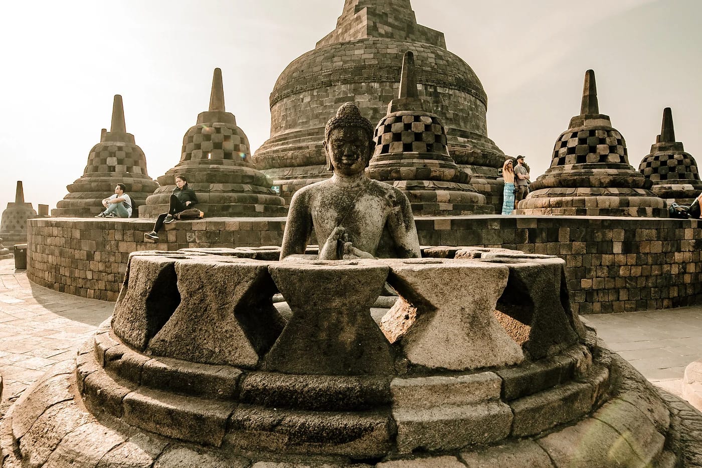 Buddha-patsas Borobudurin stupien keskellä