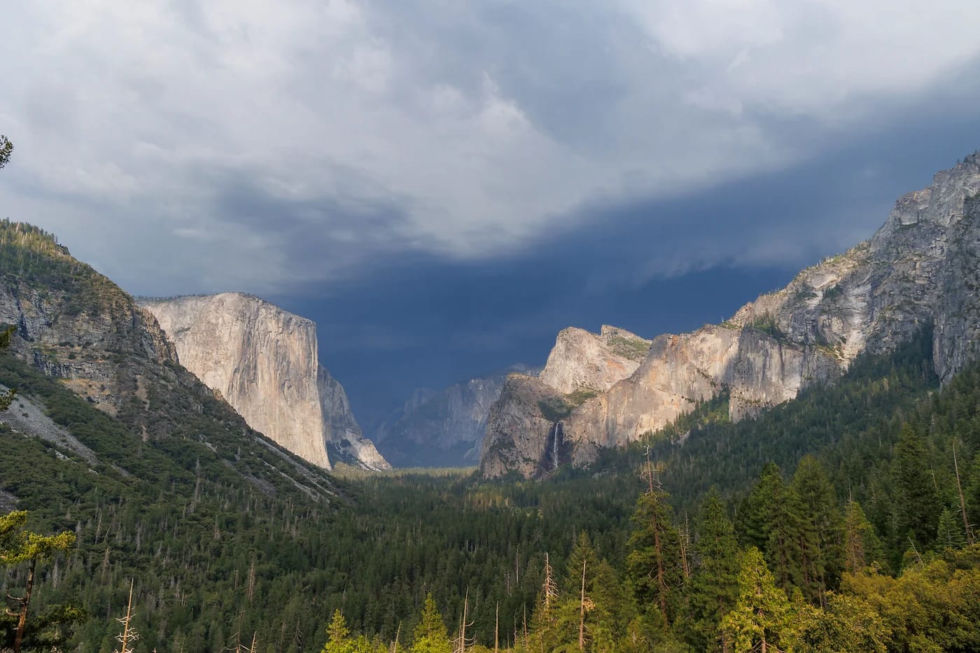 Yosemiten laakso myrskypilvien alla