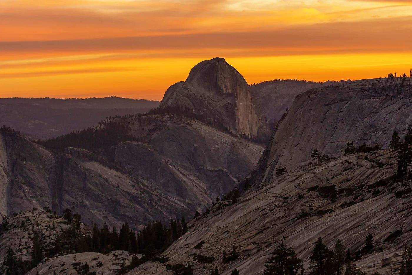 Half Dome hehkuu auringonlaskussa Yosemitessa