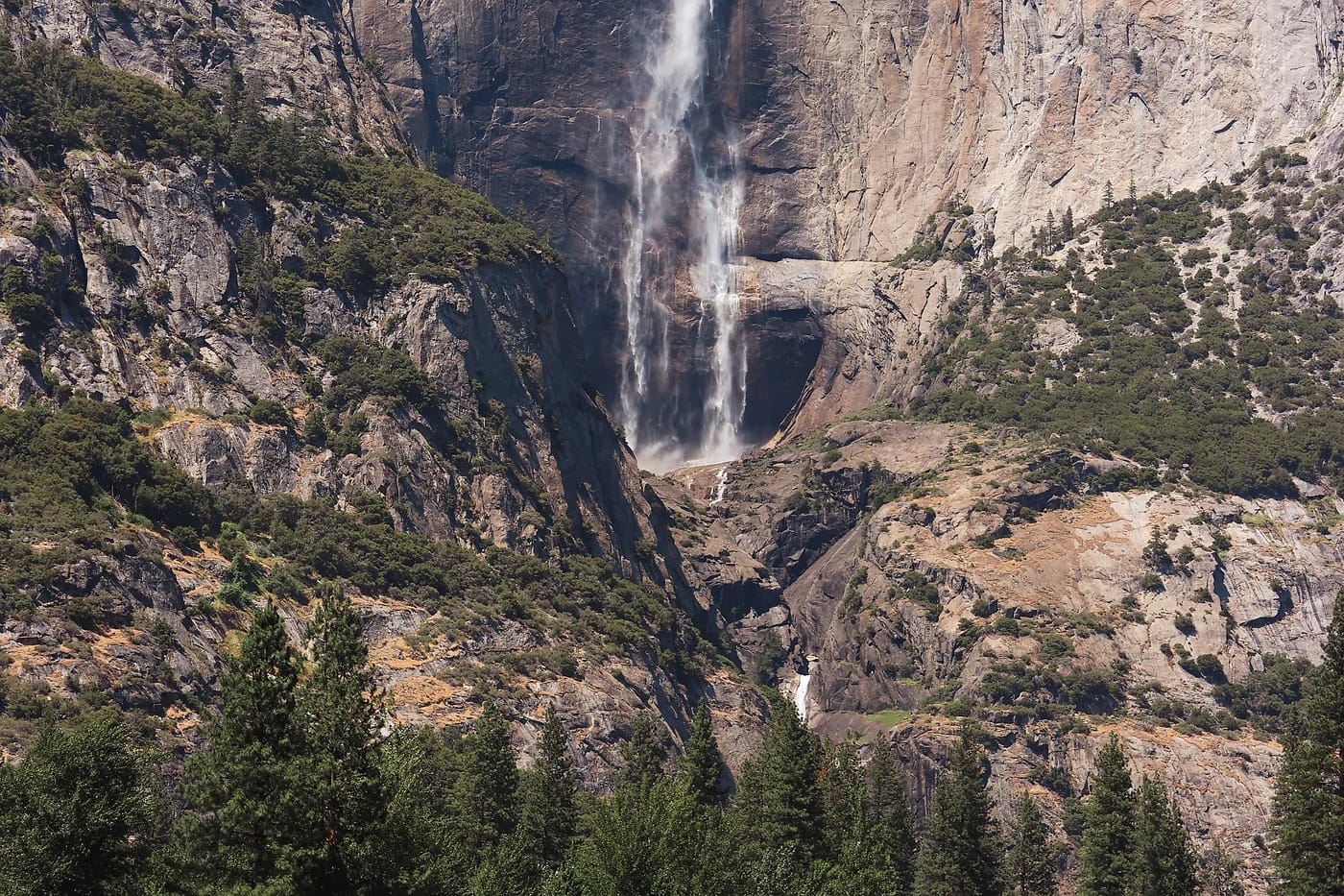 Yosemite Falls -putous ja vaeltaja