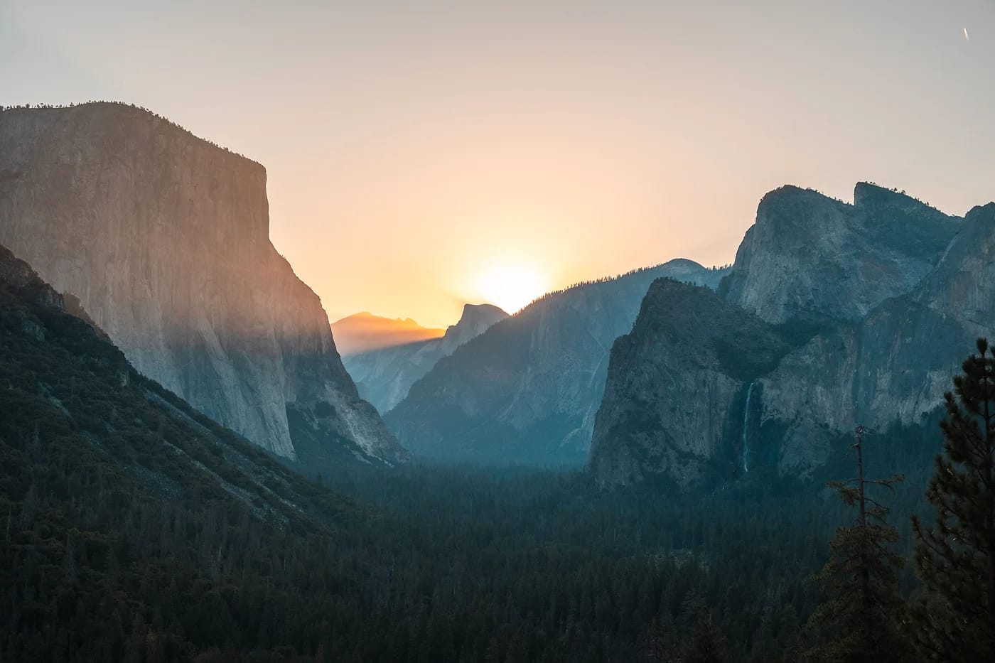 Yosemiten laakso auringonlaskussa