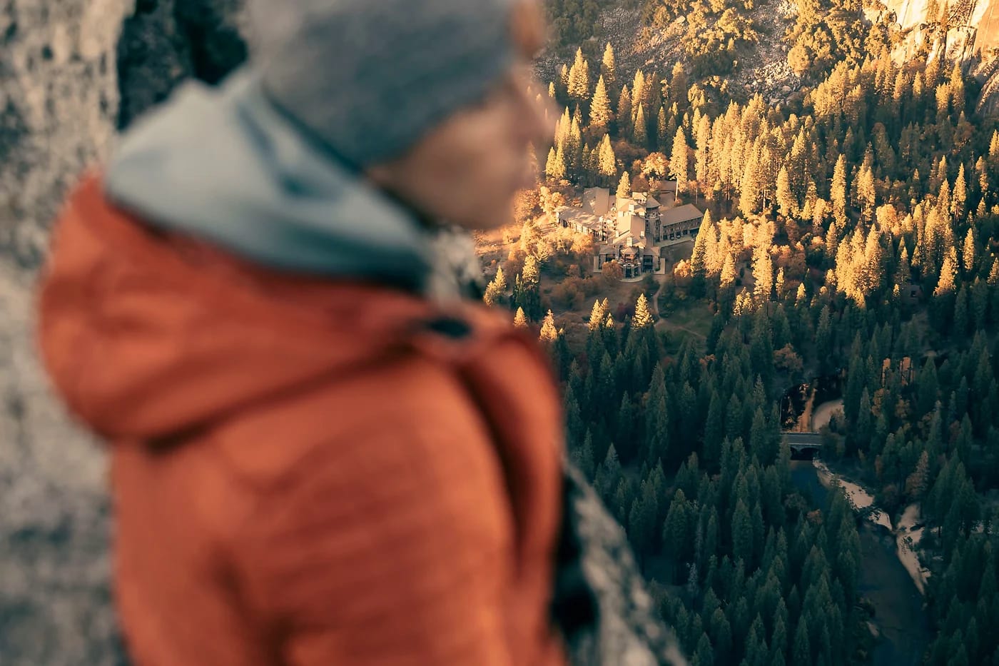 Retkeilijä ihailee Yosemiten laaksoa ruska-aikaan