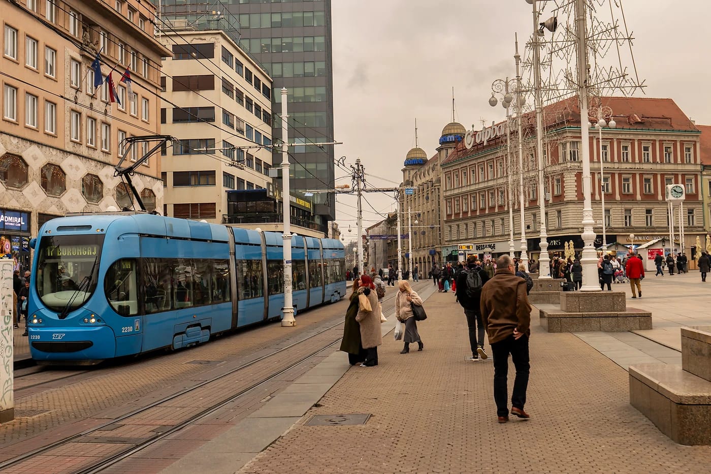 Ratikka ja jalankulkijat Zagrebin keskustassa
