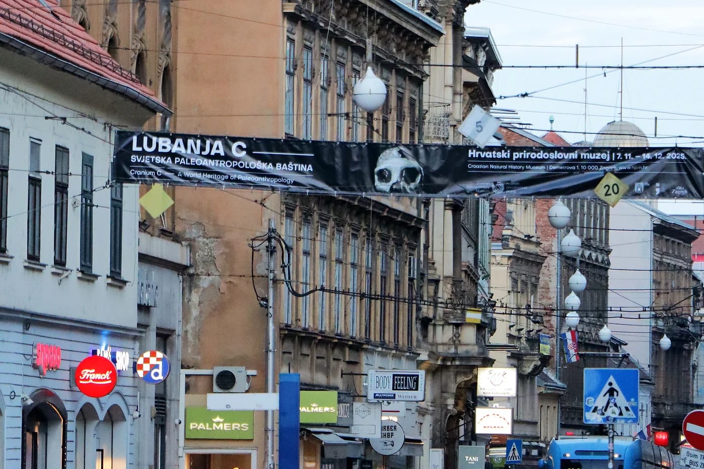 Zagrebin katu ja ratikka hämärässä