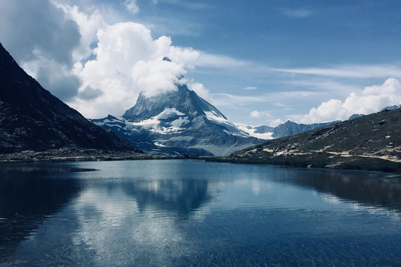 Matterhorn peilautuu Riffelsee-järveen