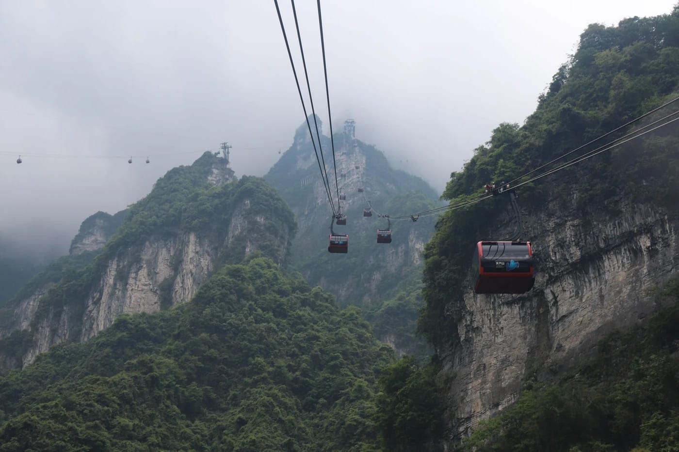 Köysirata nousee Tianmen-vuorelle