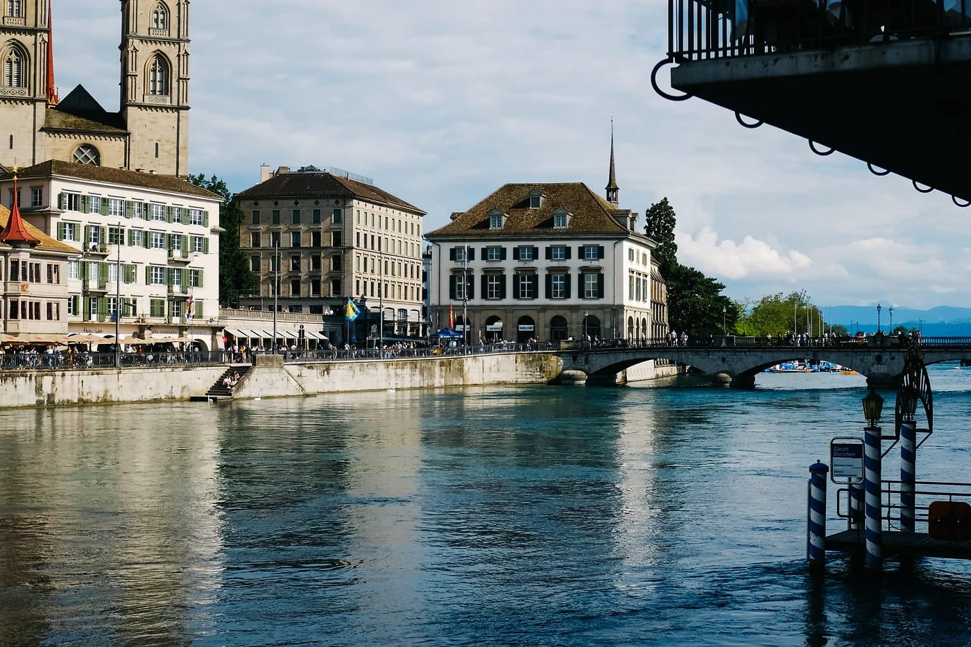 Grossmünster Limmat-joen varrella Zürichissä
