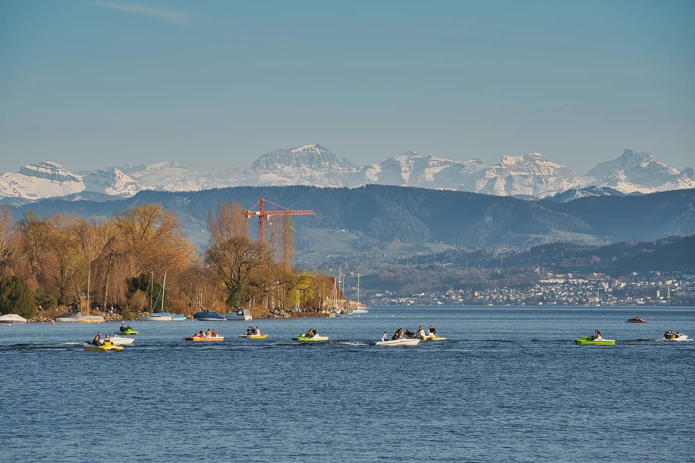 Veneitä Zürichjärvellä Alppien edessä