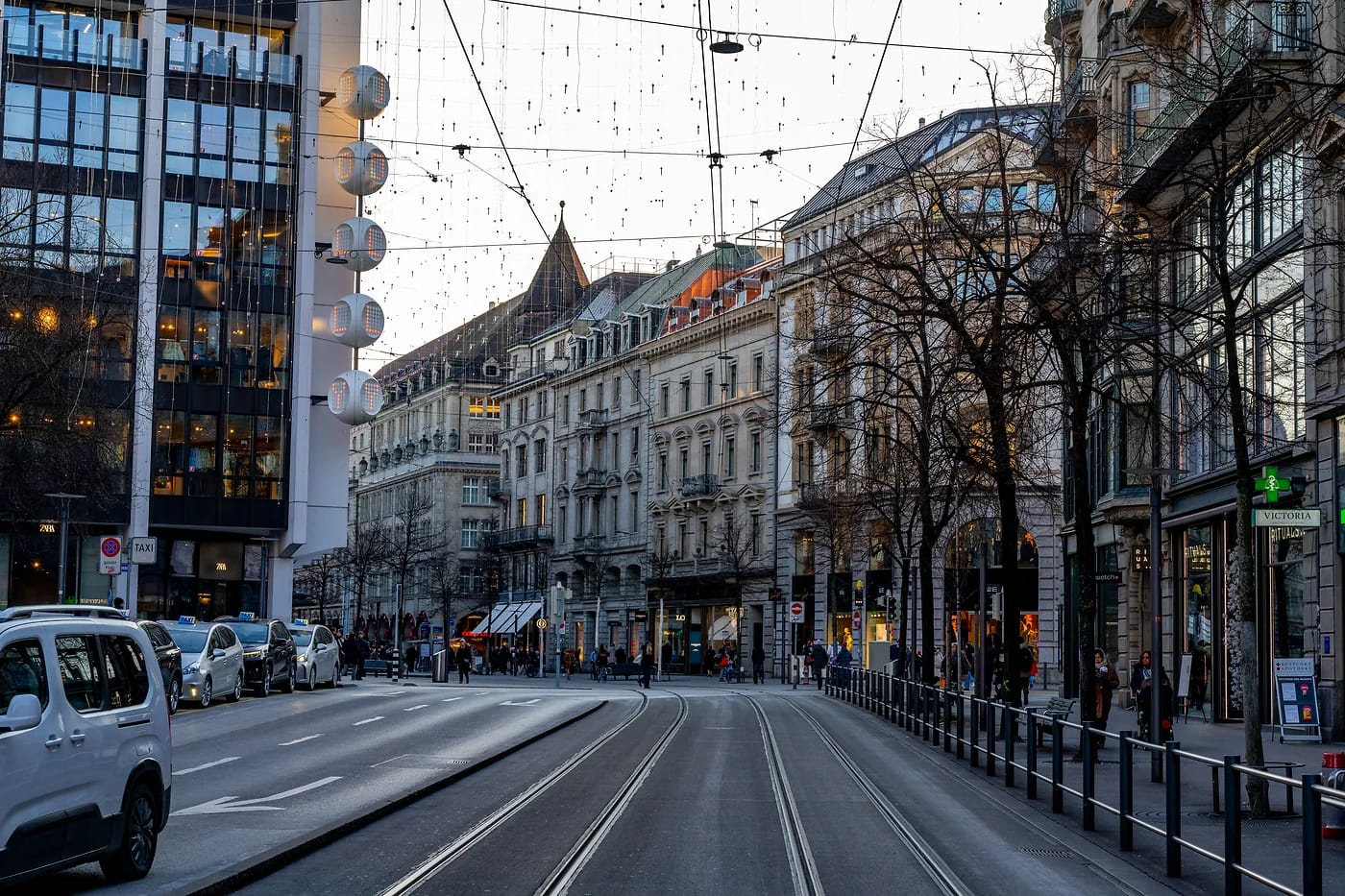Bahnhofstrasse hämärässä Zürichissä