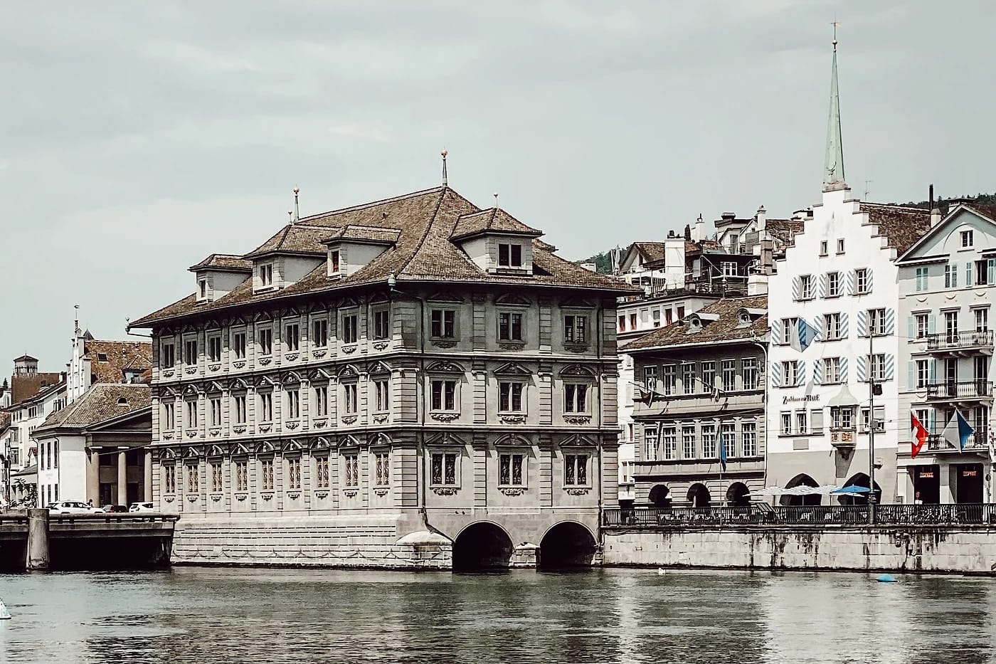 Zürichin raatihuone joen varrella