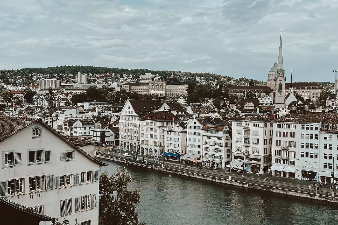 Näkymä Zürichin vanhaankaupunkiin Lindenhofilta
