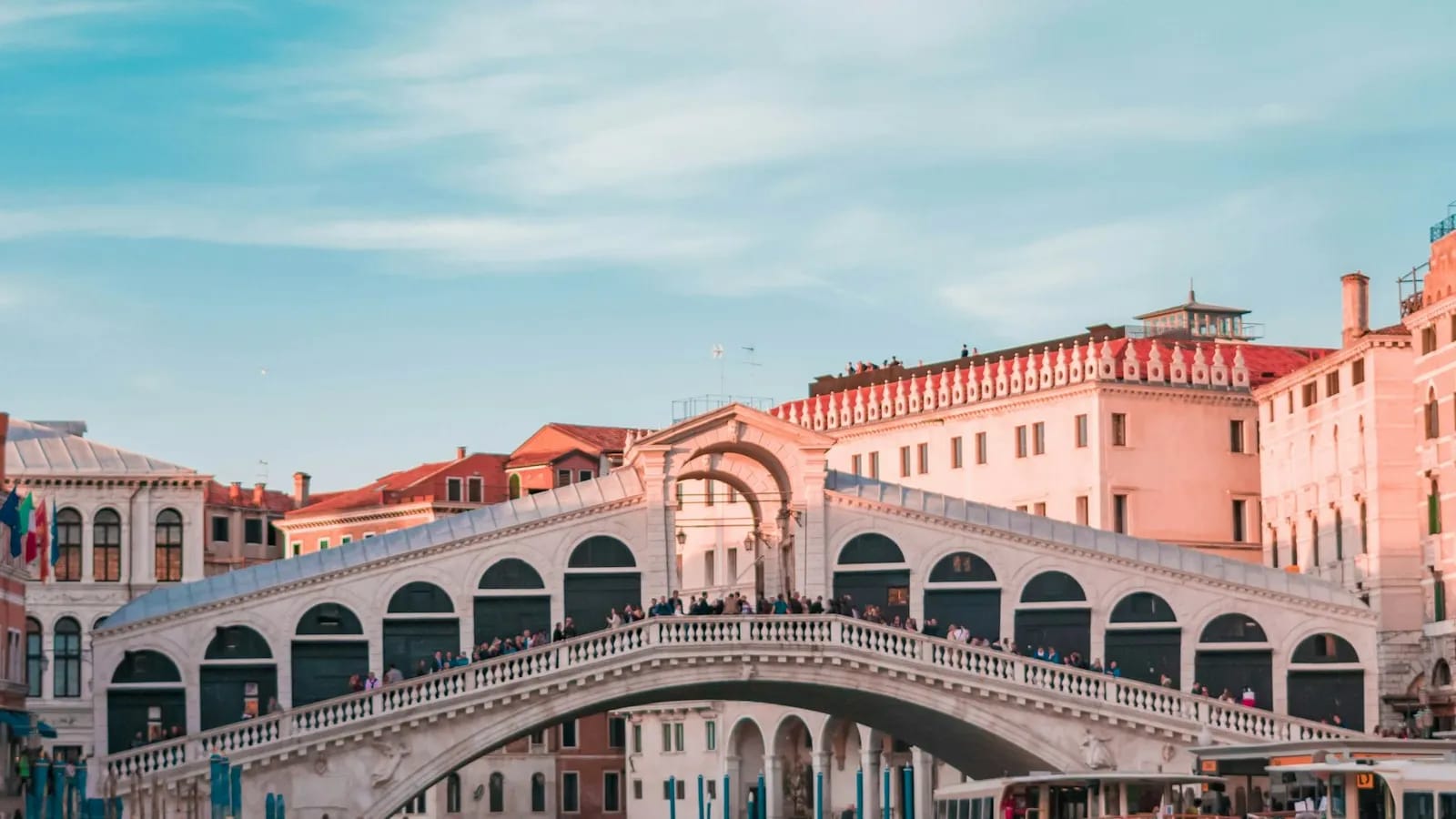 Venetsian Rialto-silta ja kanava illan valossa