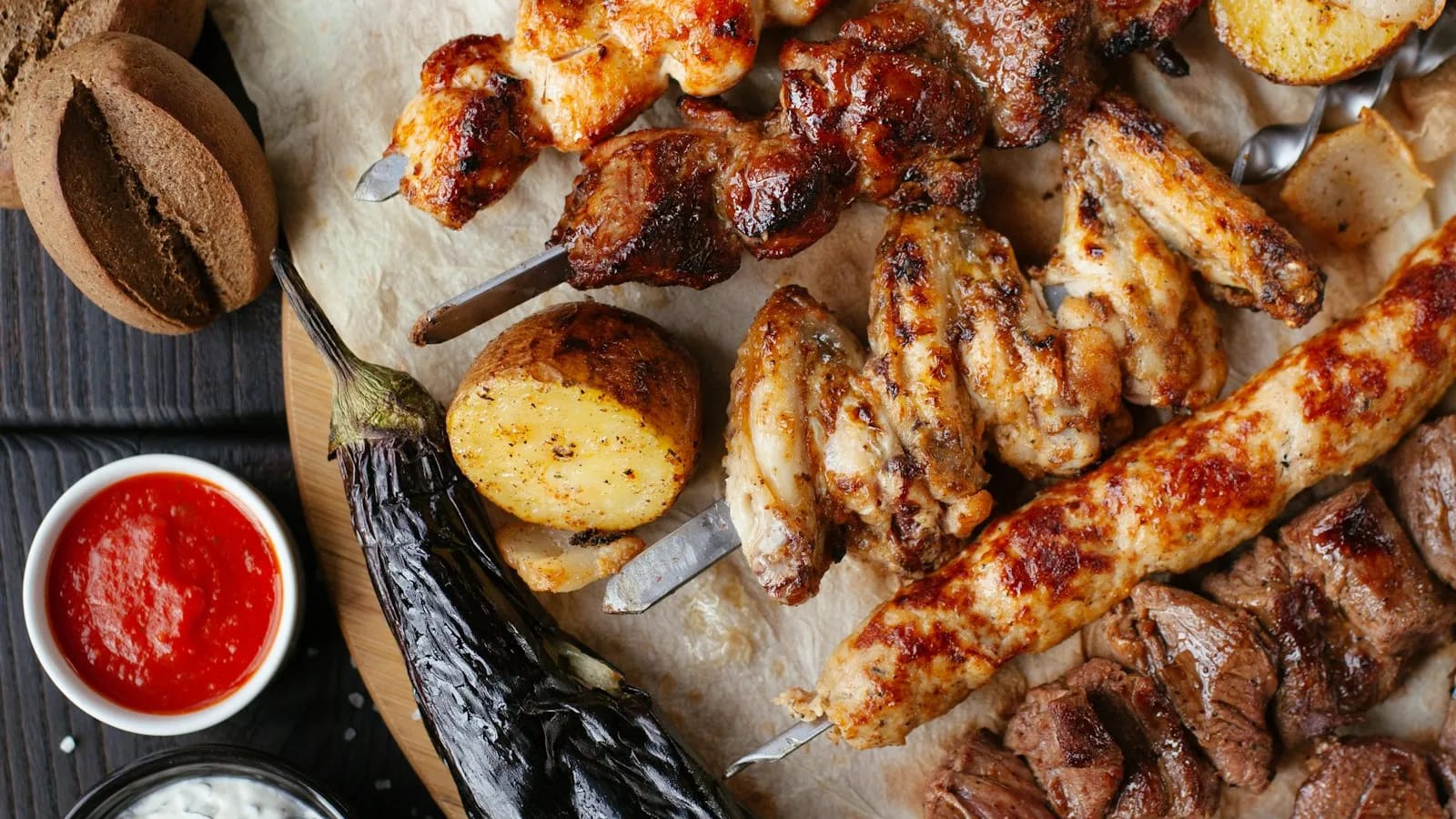 Grillattuja vartaita ja meze-annoksia tarjolla