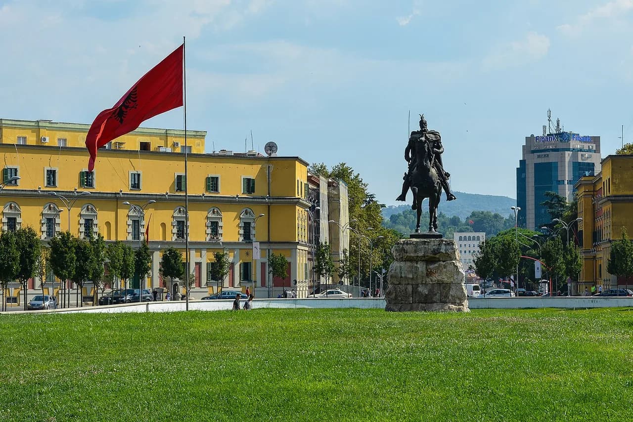 Tirana, Keski-Albania — matkakohde