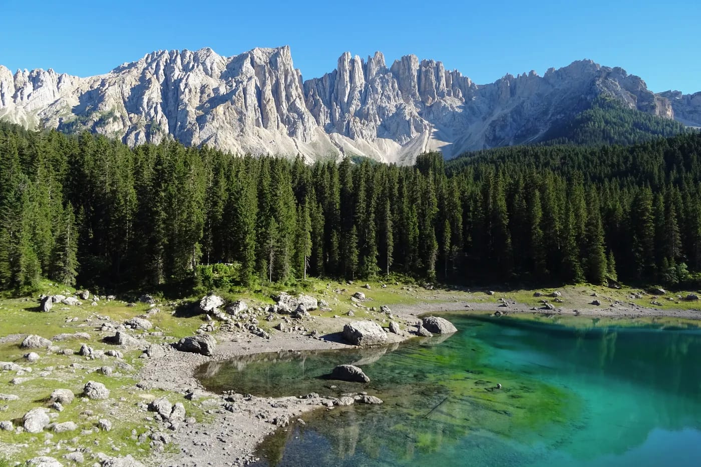 Lago di Carezzan smaragdivesi ja Latemar-vuoristo