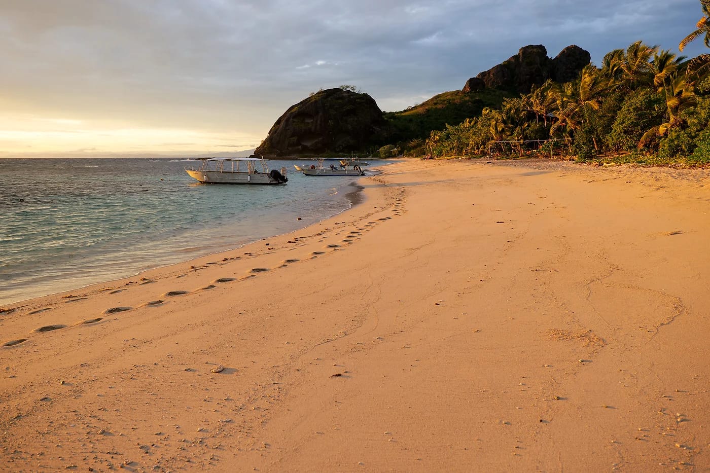 Yasawa-saarten ranta ja veneitä auringonlaskussa