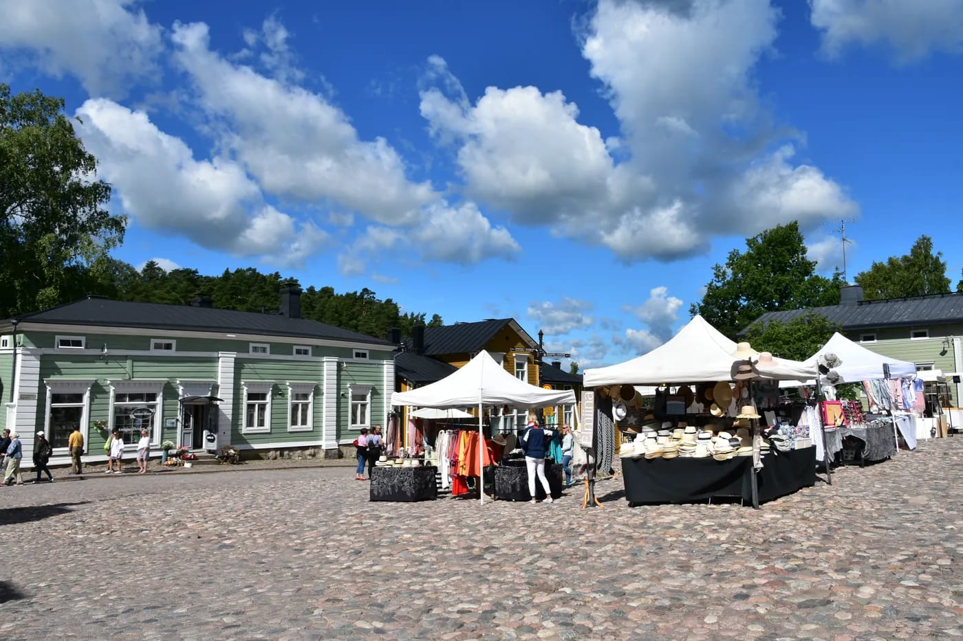 Raatihuoneentorin markkinakojut vanhassakaupungissa