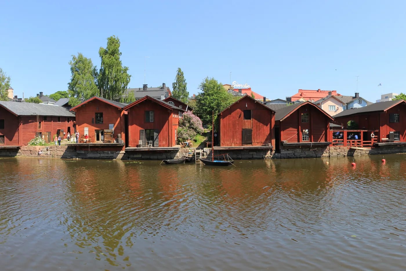 Punaiset ranta-aitat Porvoonjoen rannassa