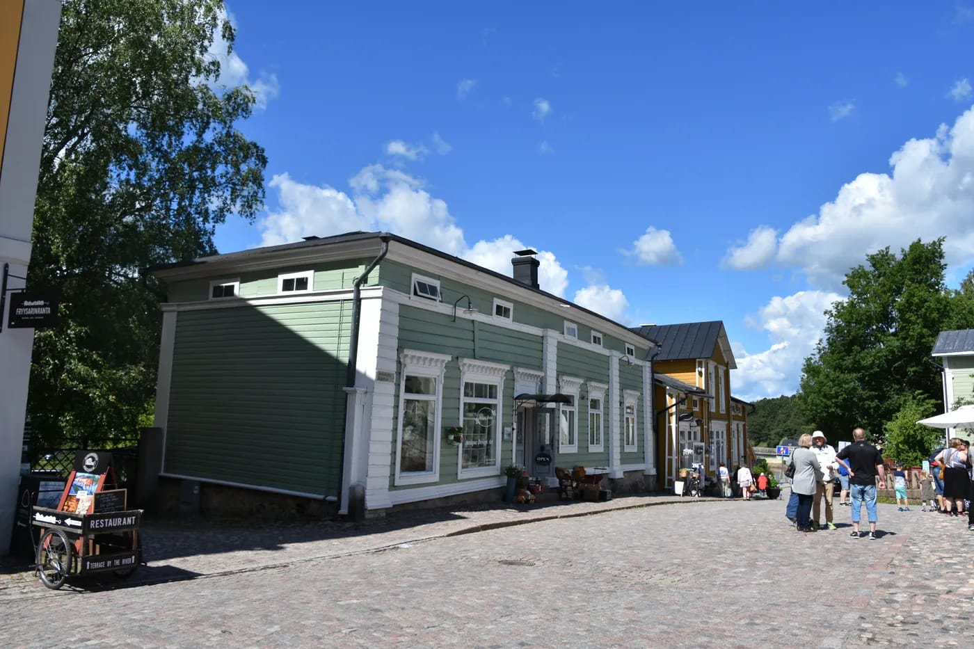 Kapea kauppakatu vanhassakaupungissa
