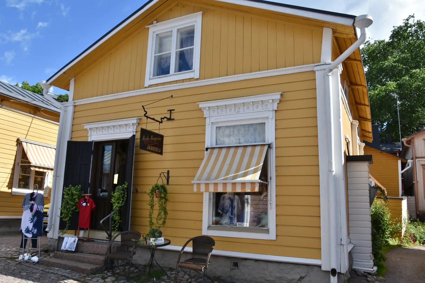 Keltainen puutalo ja puoti vanhassakaupungissa