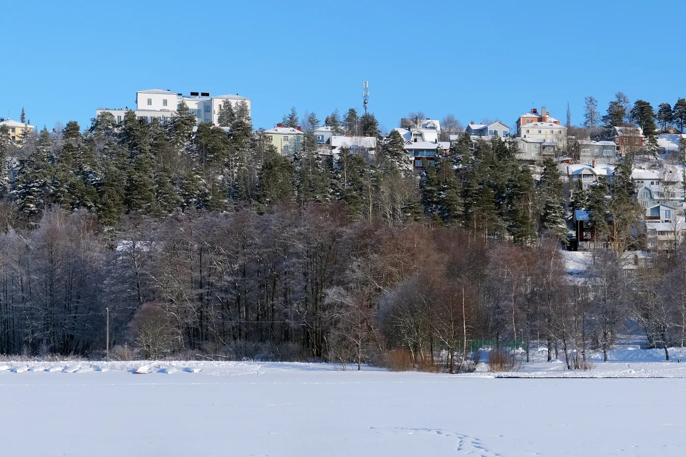 Pispalan puutalot harjun rinteessä talvella