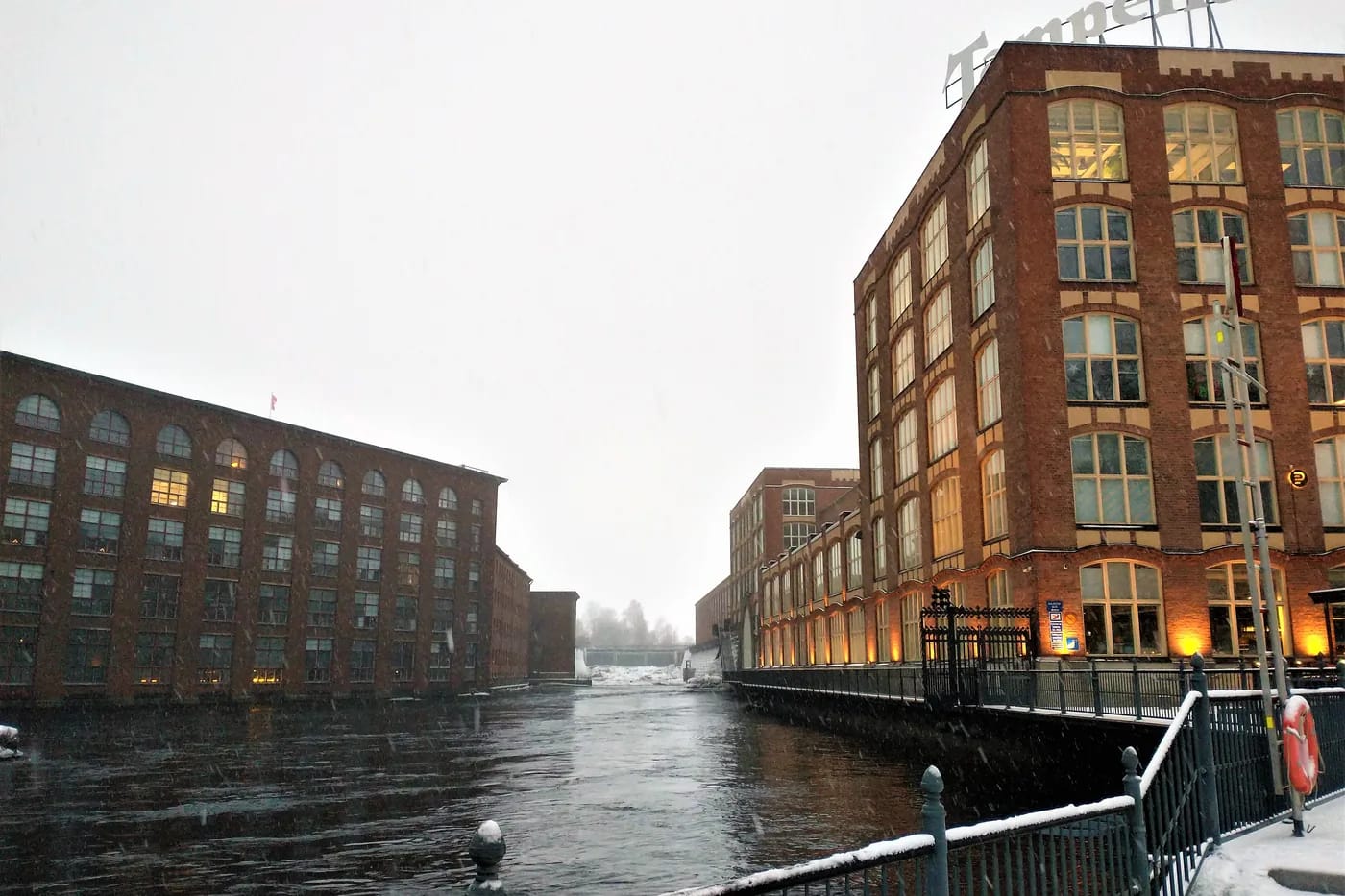 Tammerkosken kanava ja punatiiliset tehdasrakennukset