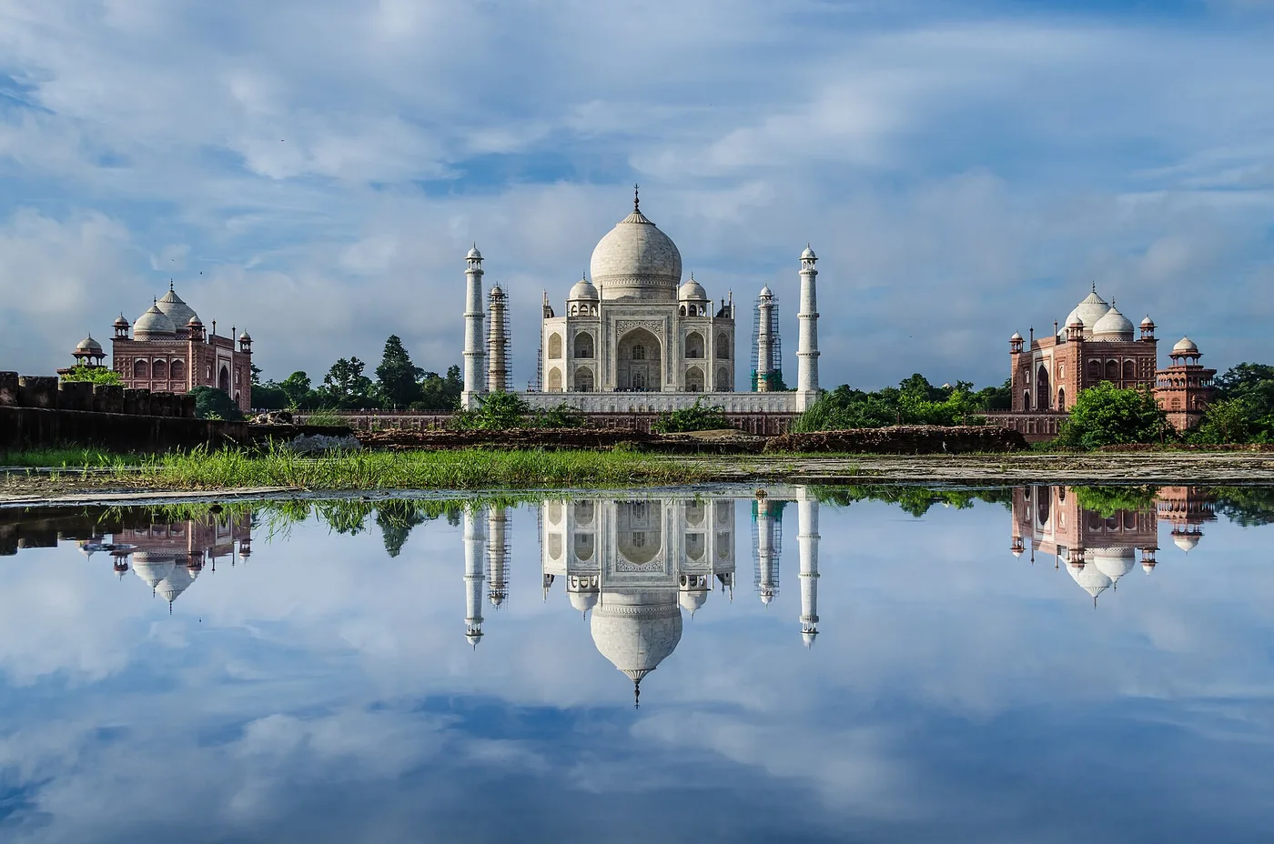 Taj Mahal ja sen peilikuva altaassa