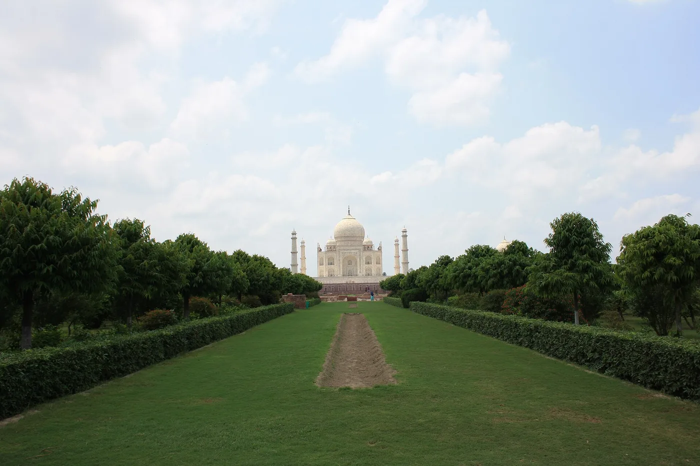 Taj Mahal Mehtab Baghin puutarhasta joen yli