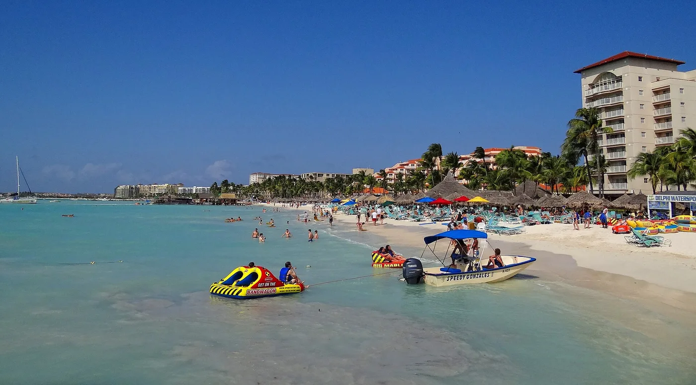 Palm Beachin hotellirivistö ja ranta