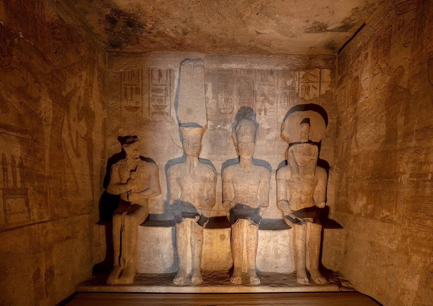 Ramses II:n patsaat temppelin sisällä