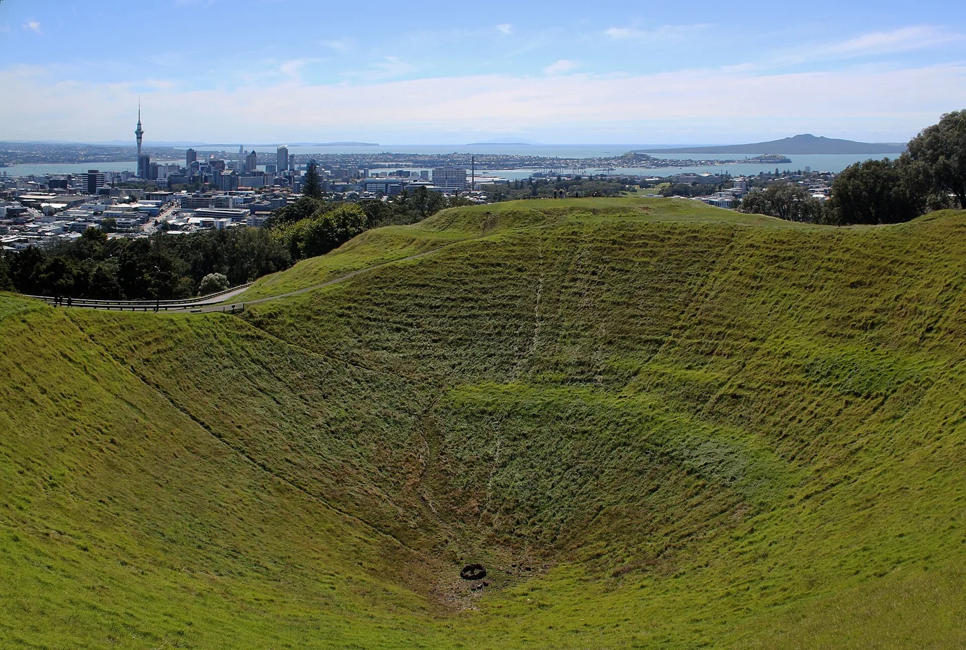Mount Edenin kraateri, keskusta ja Rangitoto