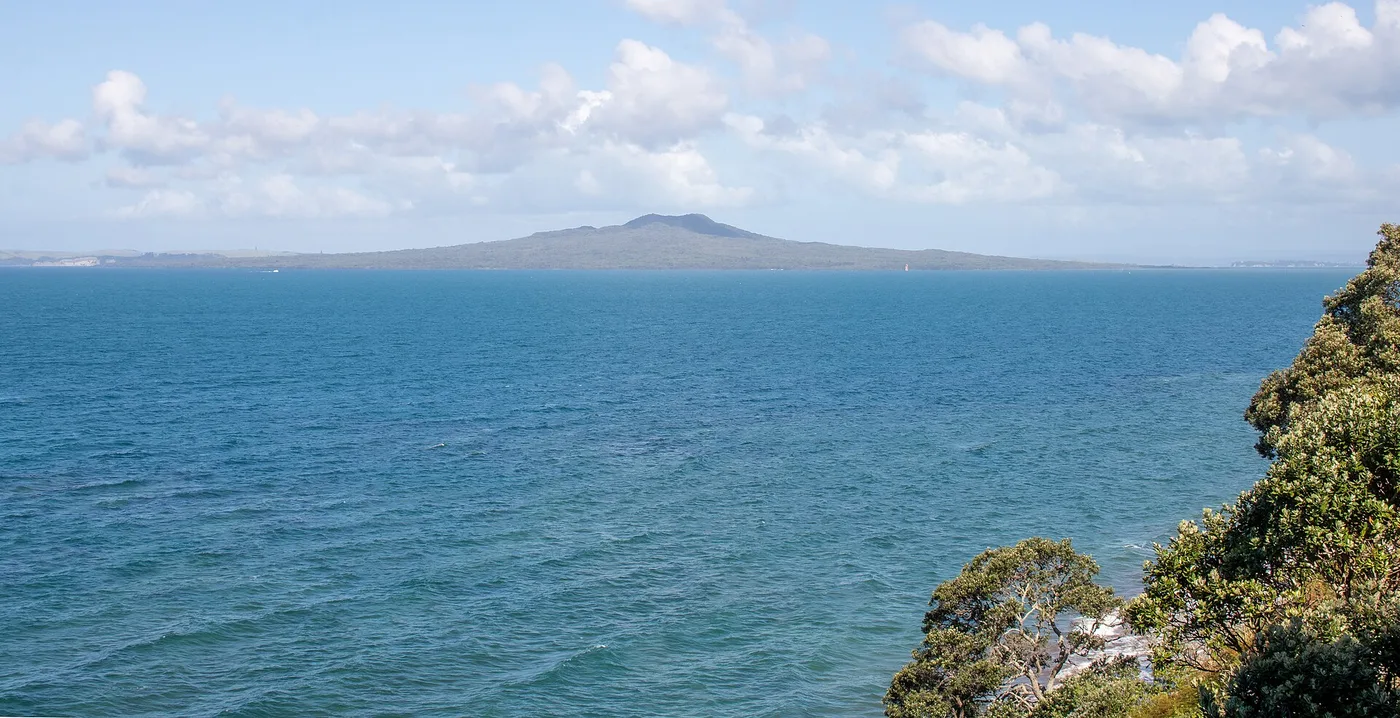 Rangitoton tulivuorisaari meren takaa