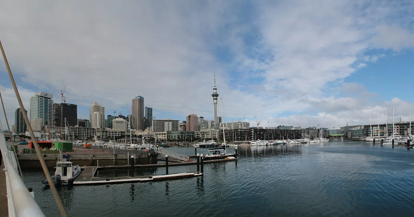 Viaduct Harbourin satama ja Sky Tower