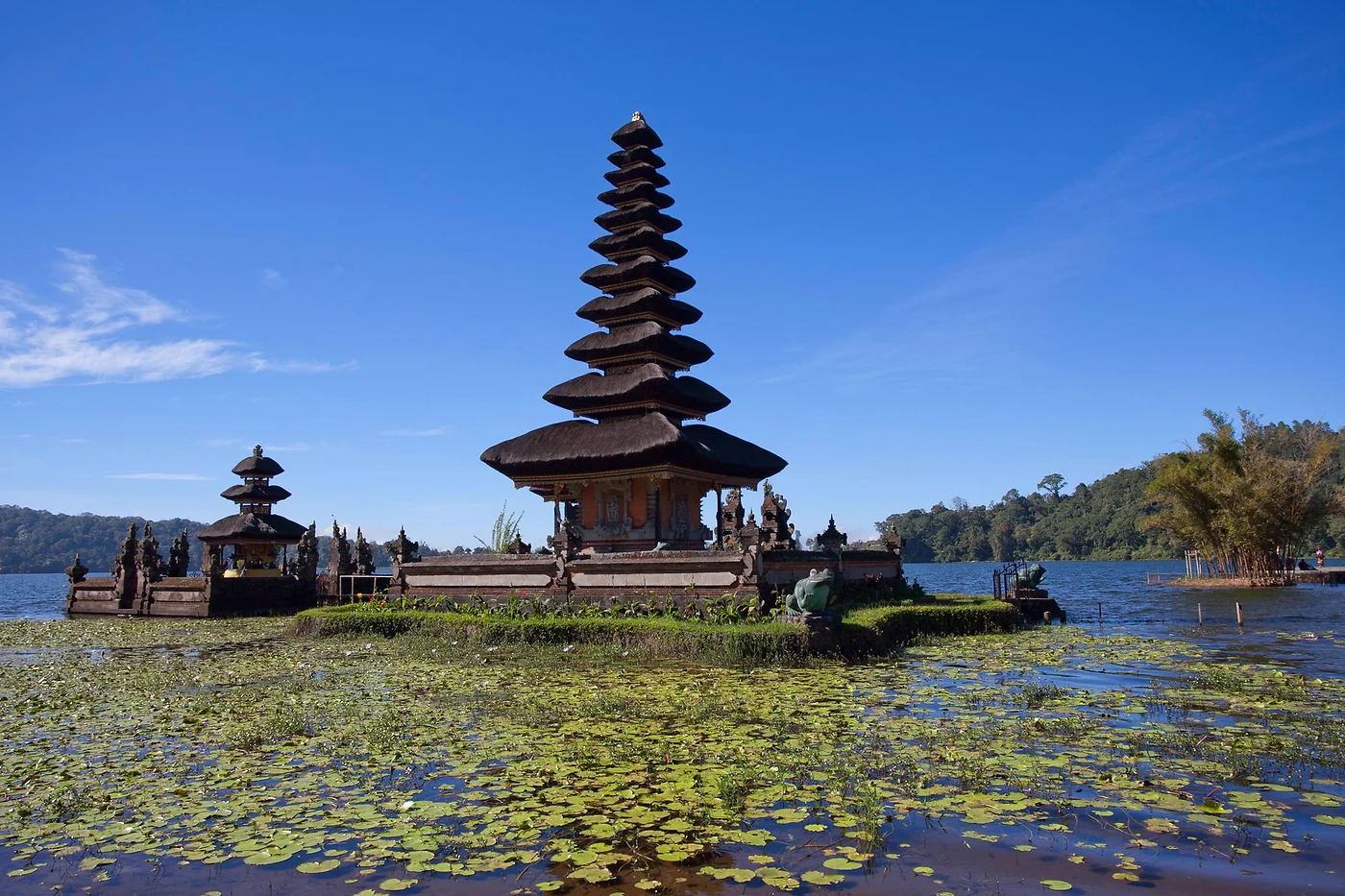 Ulun Danu Beratanin järvitemppeli