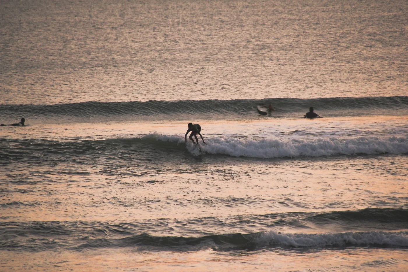 Surffaajia Balin aalloissa
