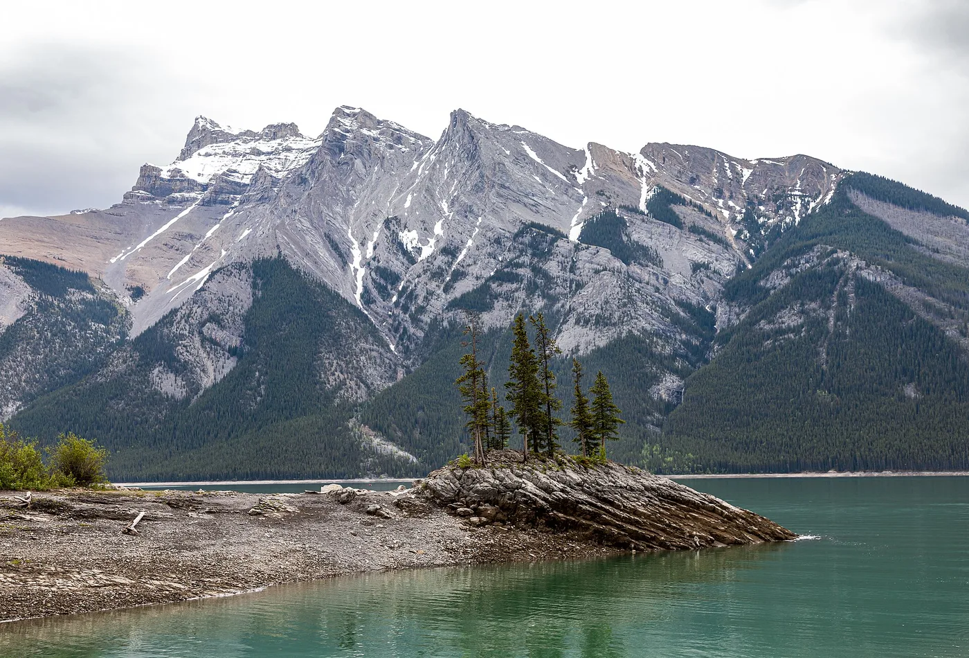 Lake Minnewanka vuorten sylissä