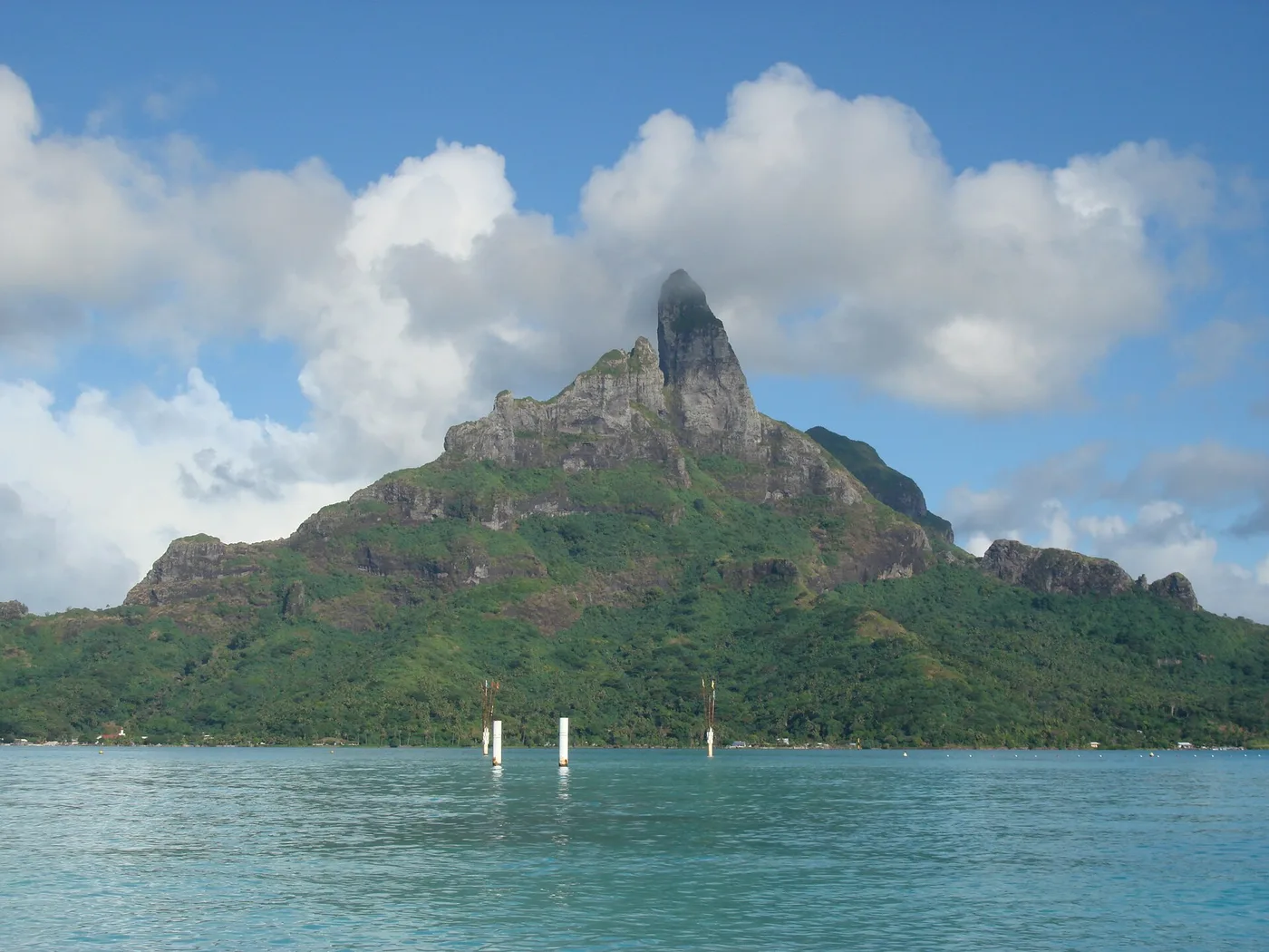 Mont Otemanu laguunin takana