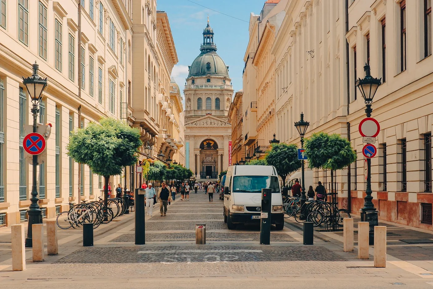 Pyhän Tapanin basilika kadun päässä