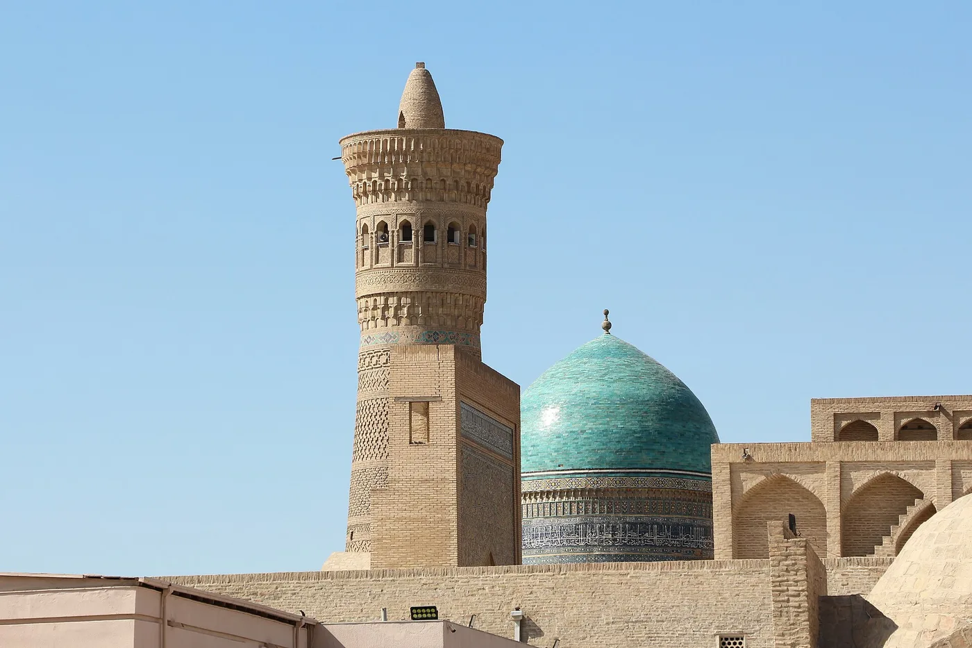 Kalyan-minareetti ja turkoosi kupoli