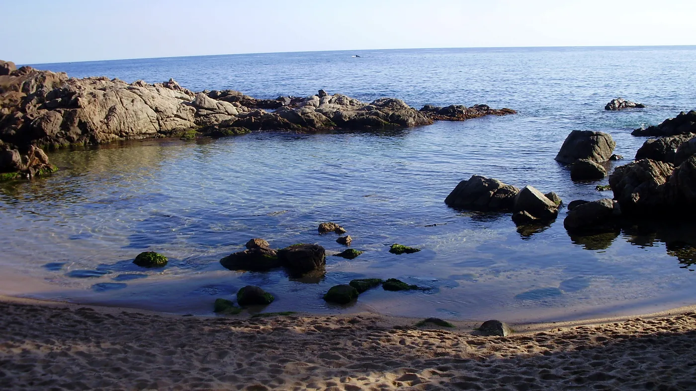 Cala Estretan rannikko ja poukamat