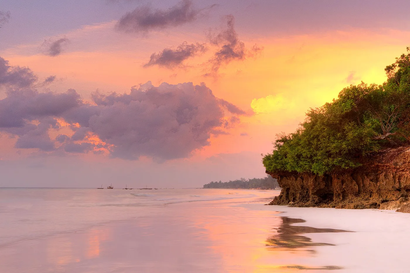 Auringonnousu Diani Beachillä