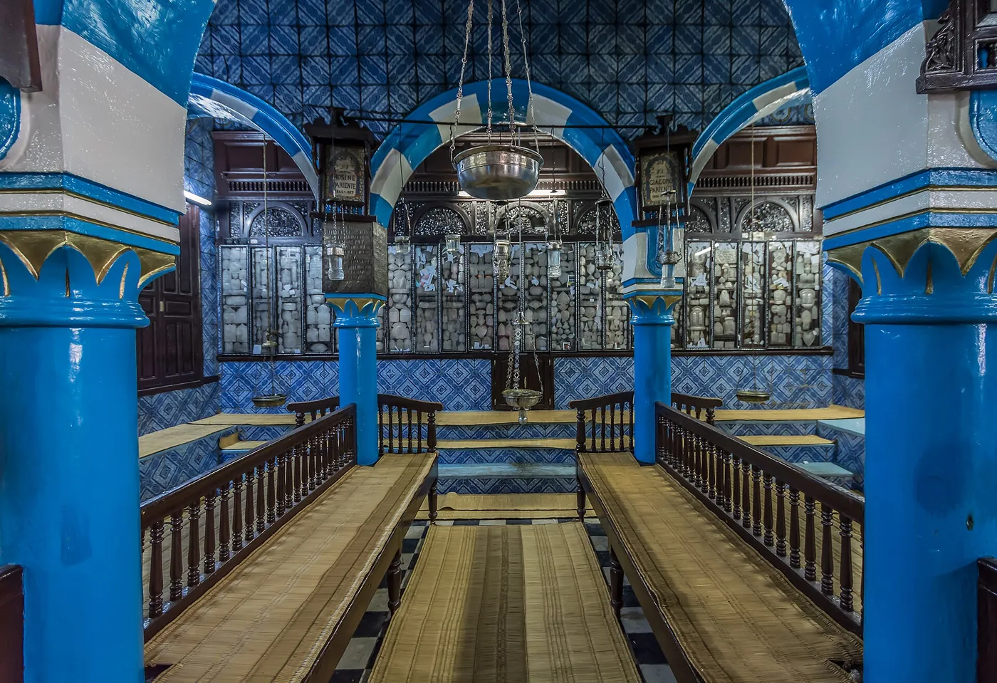 El Ghriban synagogan sinivalkoinen sisätila