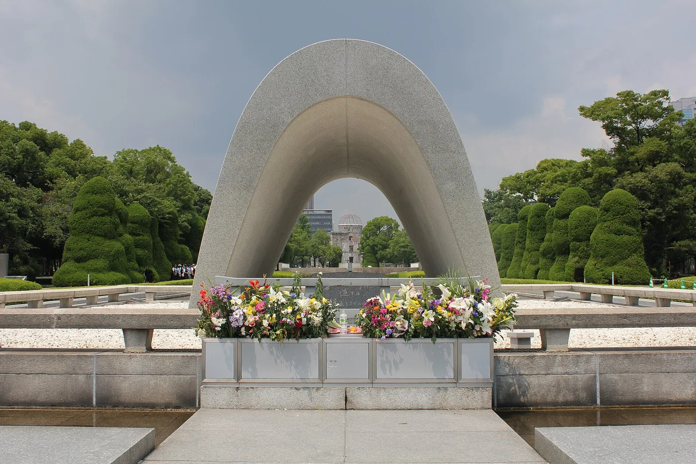Rauhanpuiston kenotafi ja Genbaku Dome