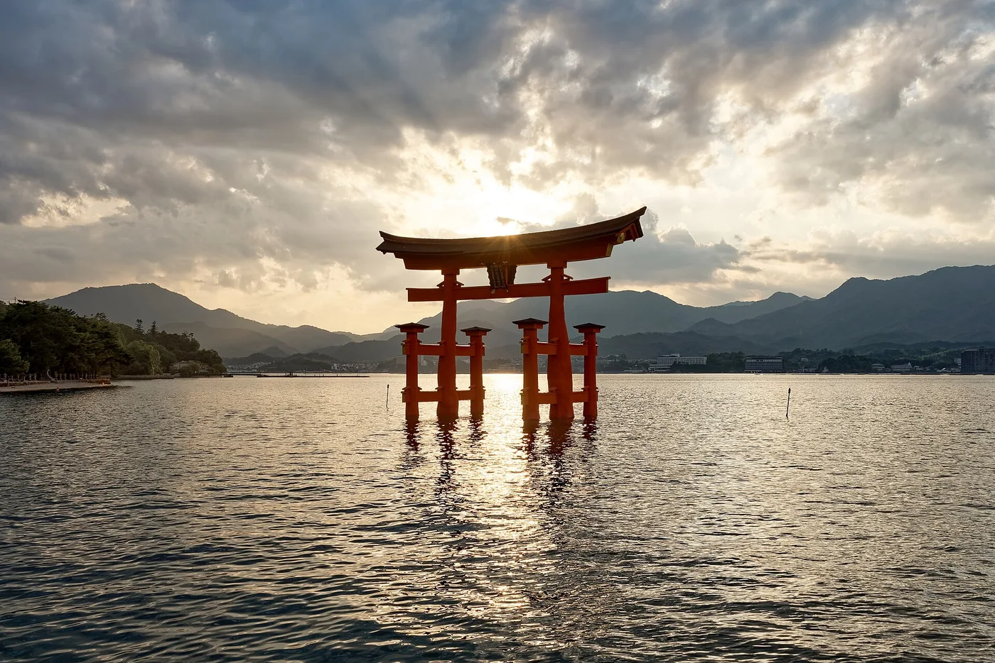 Miyajiman kelluva torii auringonlaskussa