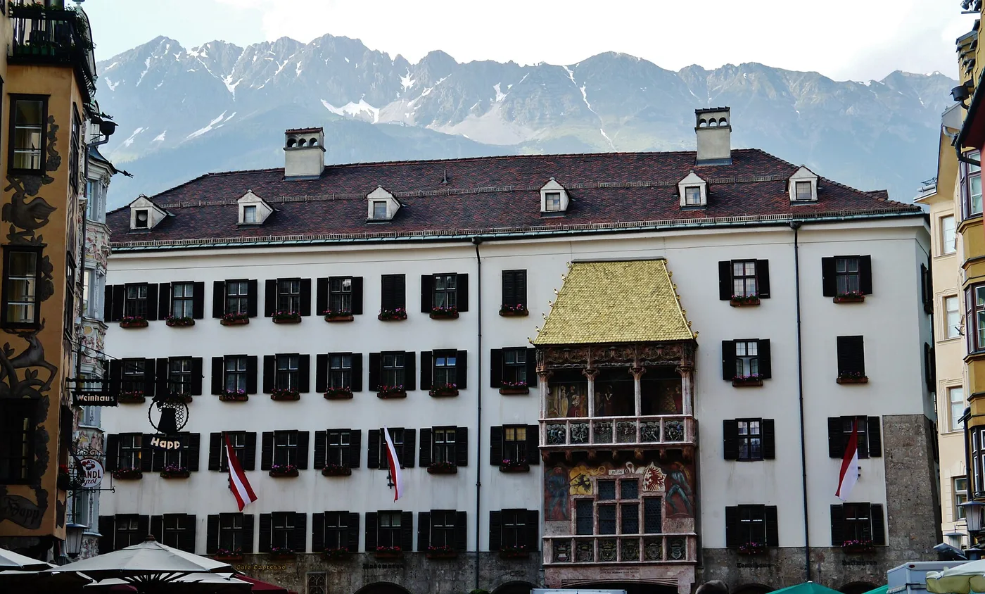 Goldenes Dachlin talo vuoristotaustalla