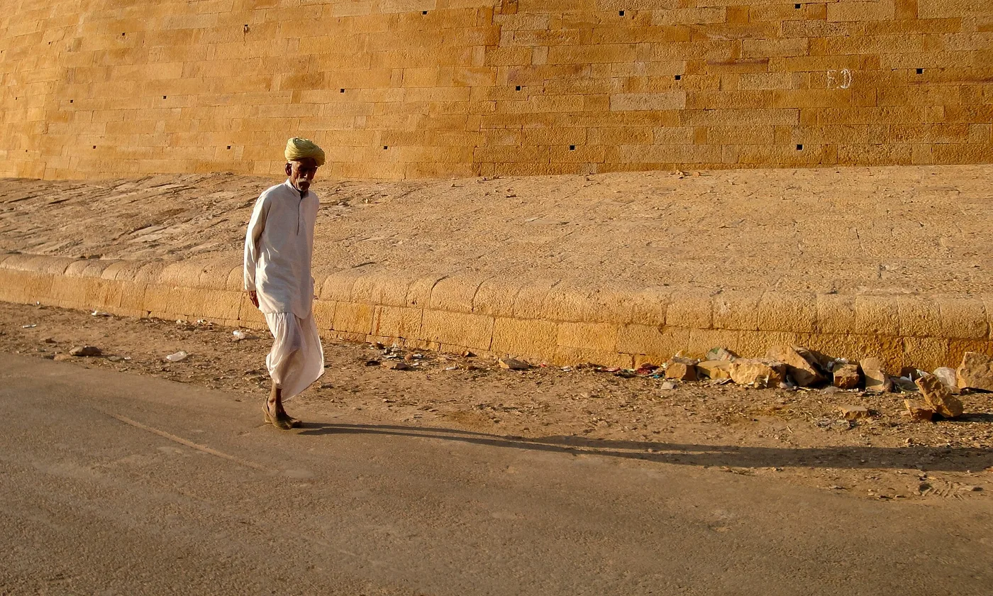Kulkija Jaisalmerin kultaisilla kujilla