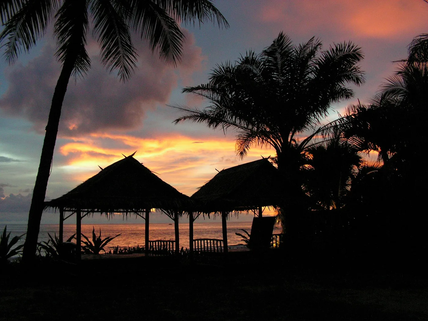 Auringonlasku Khao Lakin rannalla