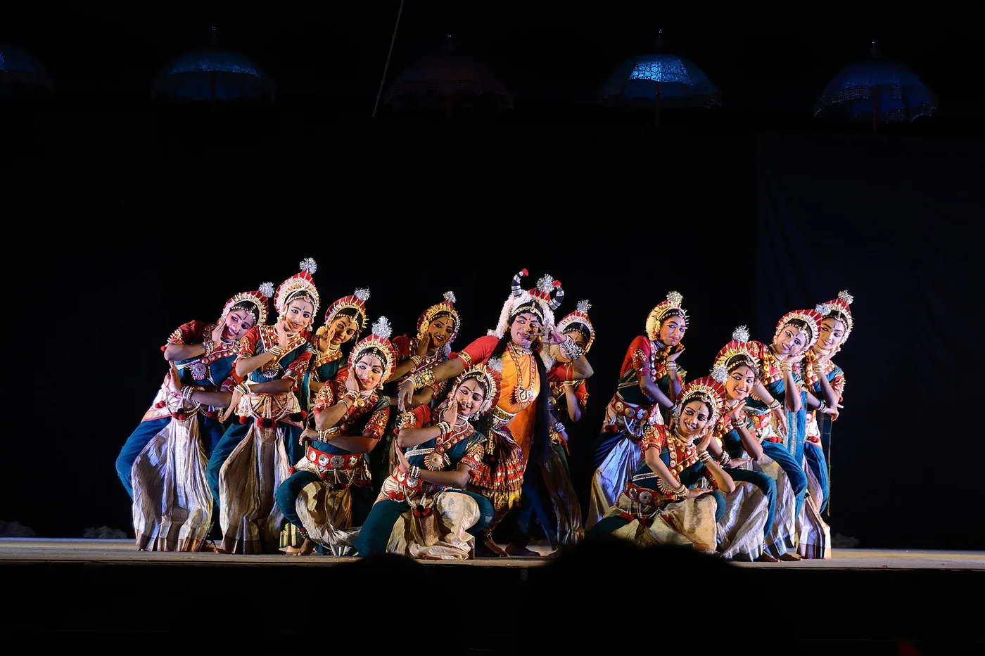 Kathakali-tanssijat esityksessä