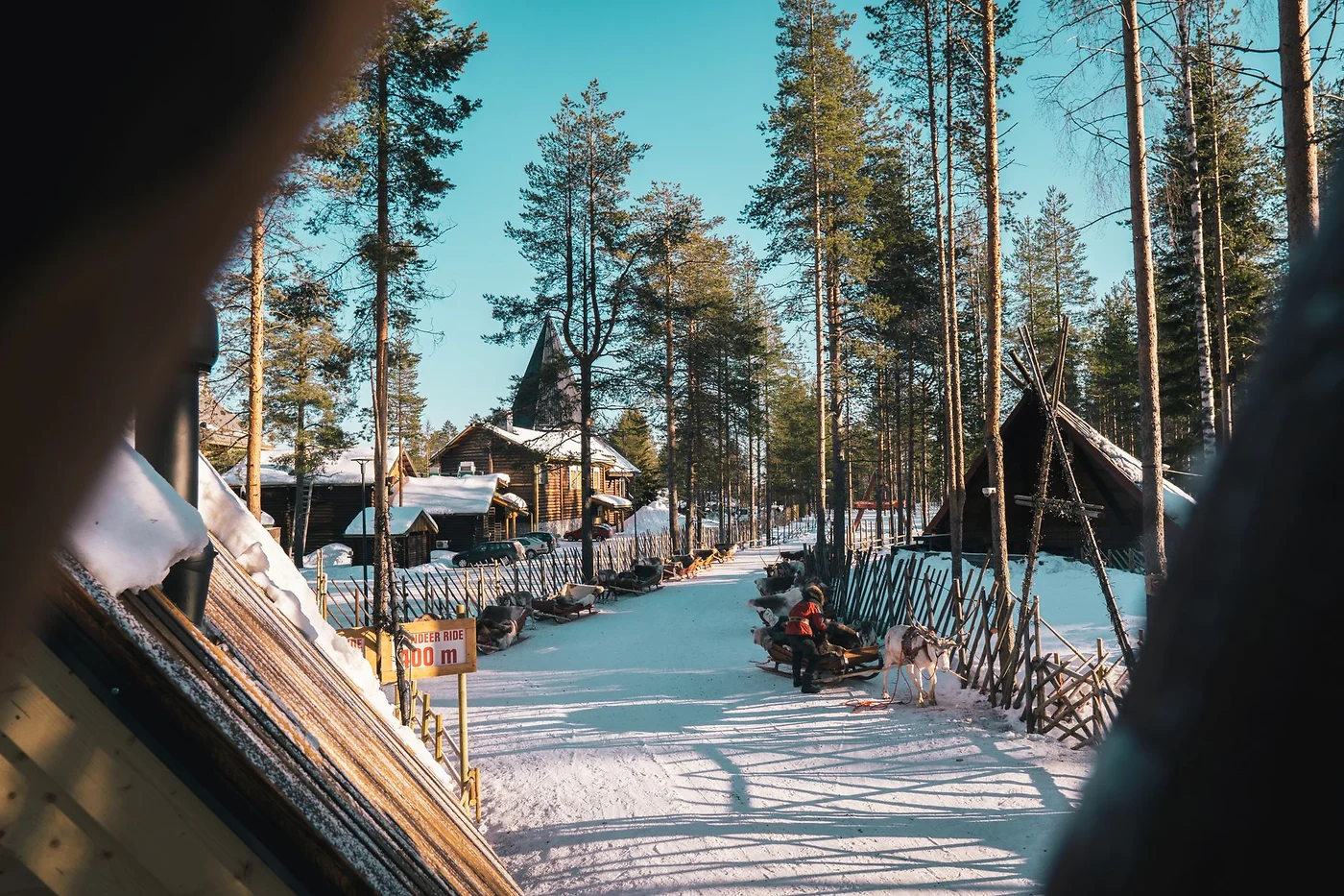 Luminen lappilaiskylä auringossa