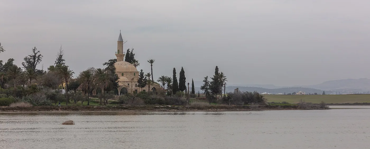 Hala Sultan Tekke suolajärven rannalla